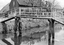 841065 Gezicht op een bruggetje over de Schalkwijksche Wetering te Schalkwijk (gemeente Houten), met op de achtergrond ...